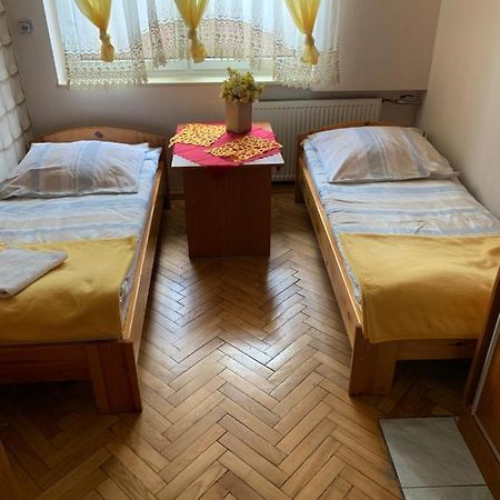 Pokoje Goscinne Amader Zambrow Exteriör bild